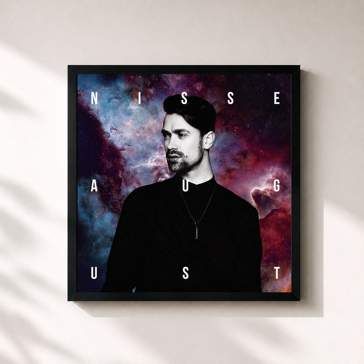 #noir Tableau carré de l'album August (Deluxe Version) de Nisse, cadre noir 32x32 cm