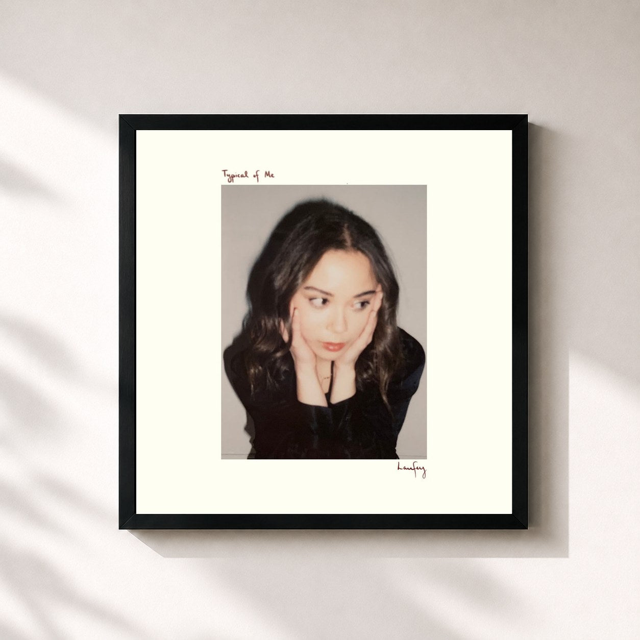 #noir Tableau carré de l'album Typical of Me EP de Laufey, cadre noir 32x32 cm