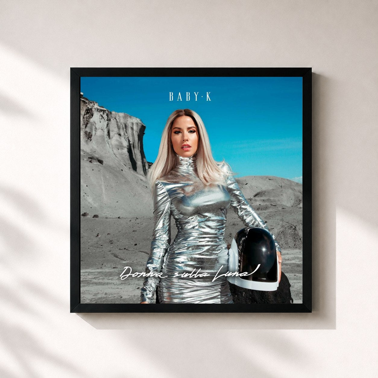 #noir Tableau carré de l'album Donna sulla Luna de Baby K, cadre noir 32x32 cm