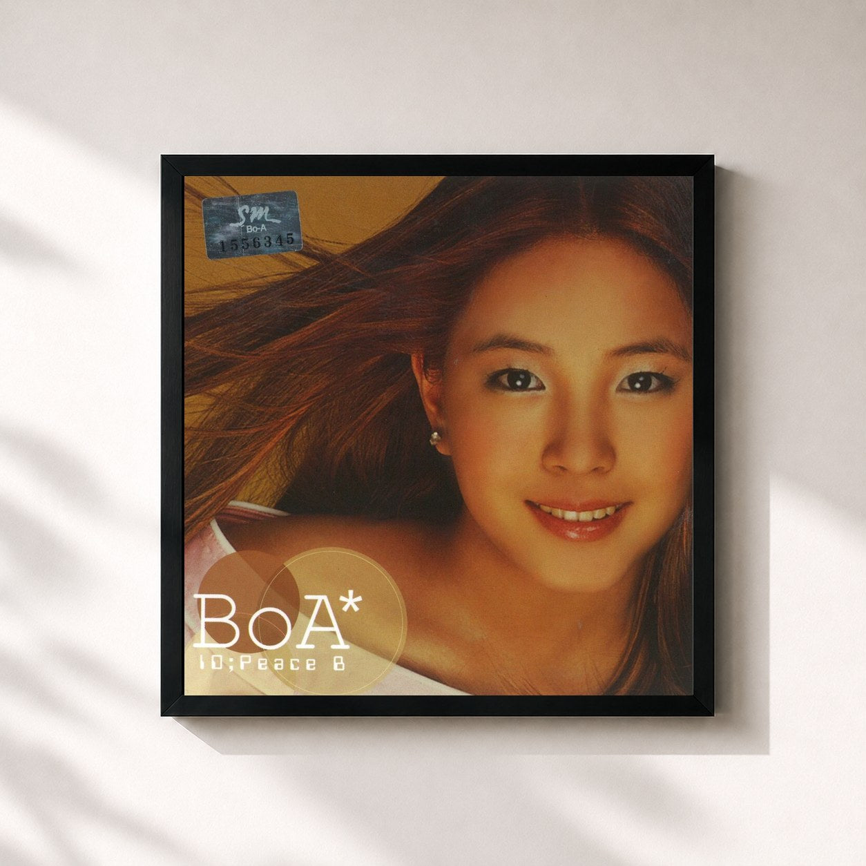 #noir Tableau carré de l'album ID;Peace B - The 1st Album de BoA, cadre noir 32x32 cm