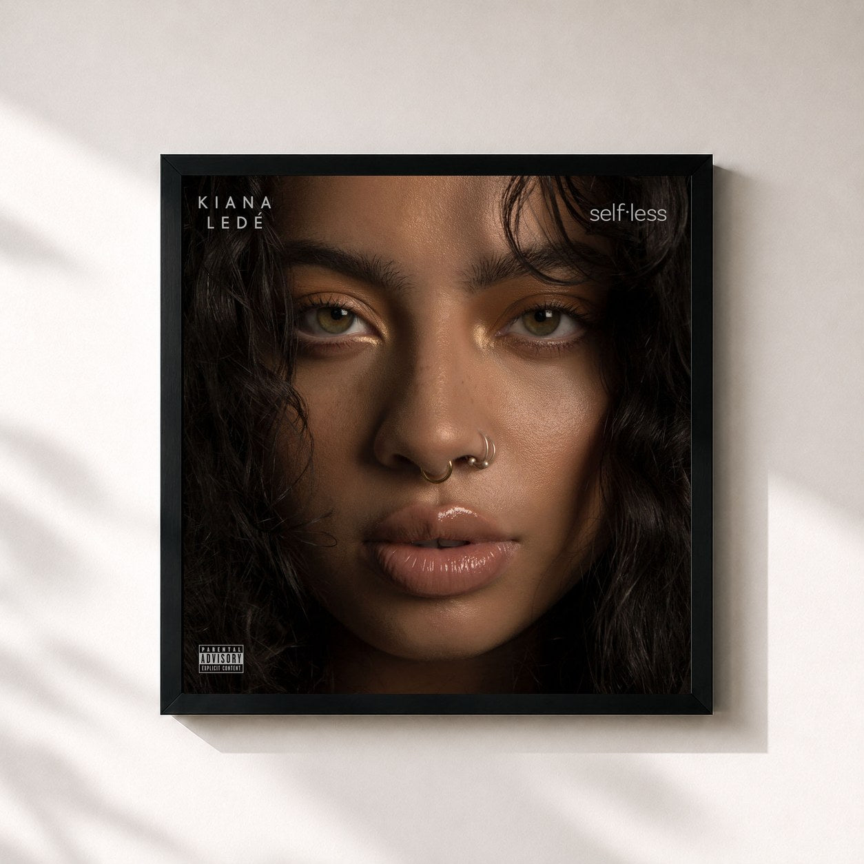 #noir Tableau carré de l'album Selfless de Kiana Ledé, cadre noir 32x32 cm