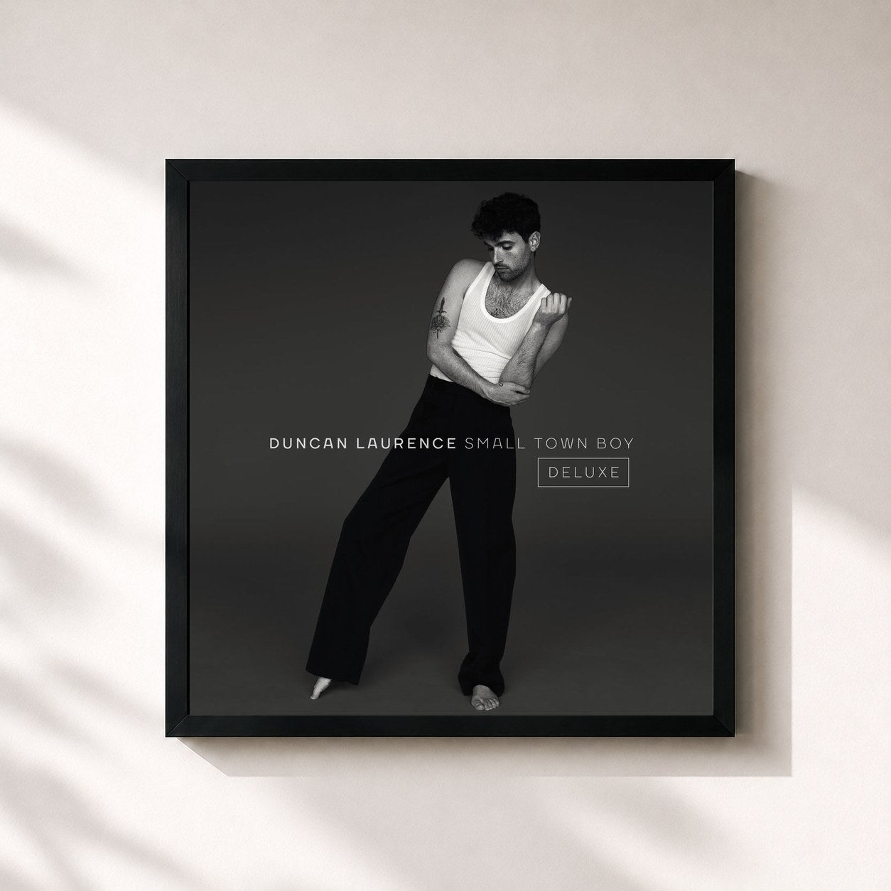 #noir Tableau carré de l'album Small Town Boy (Deluxe) de Duncan Laurence, cadre noir 32x32 cm