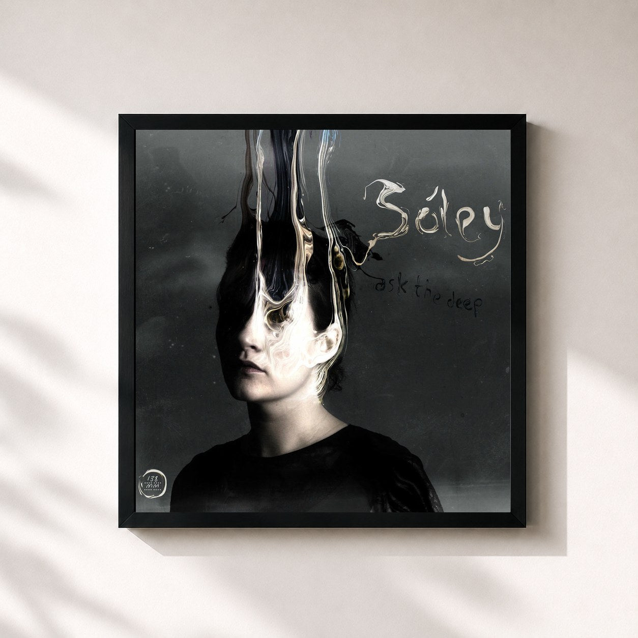 #noir Tableau carré de l'album Ask the Deep de Soley, cadre noir 32x32 cm