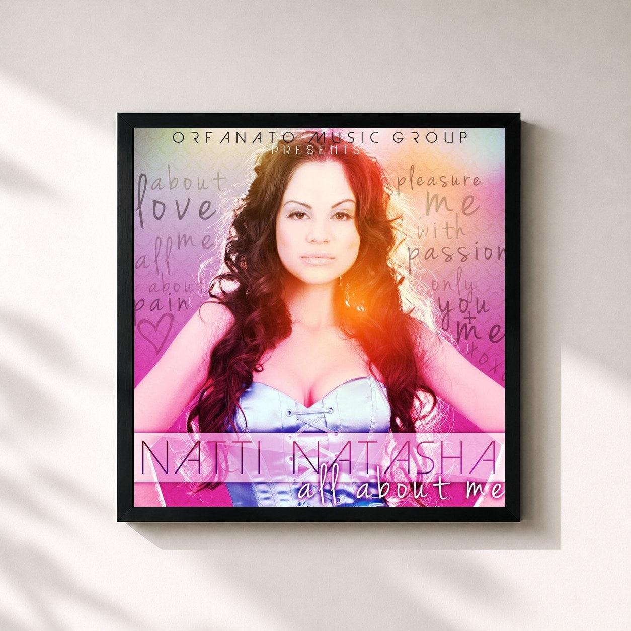 #noir Tableau carré de l'album All About Me de NATTI NATASHA   , cadre noir 32x32 cm