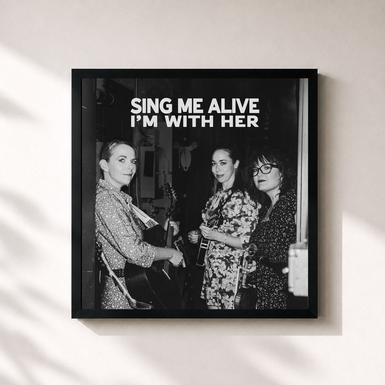 #noir Tableau carré de l'album Sing Me Alive de I’m With Her, cadre noir 32x32 cm