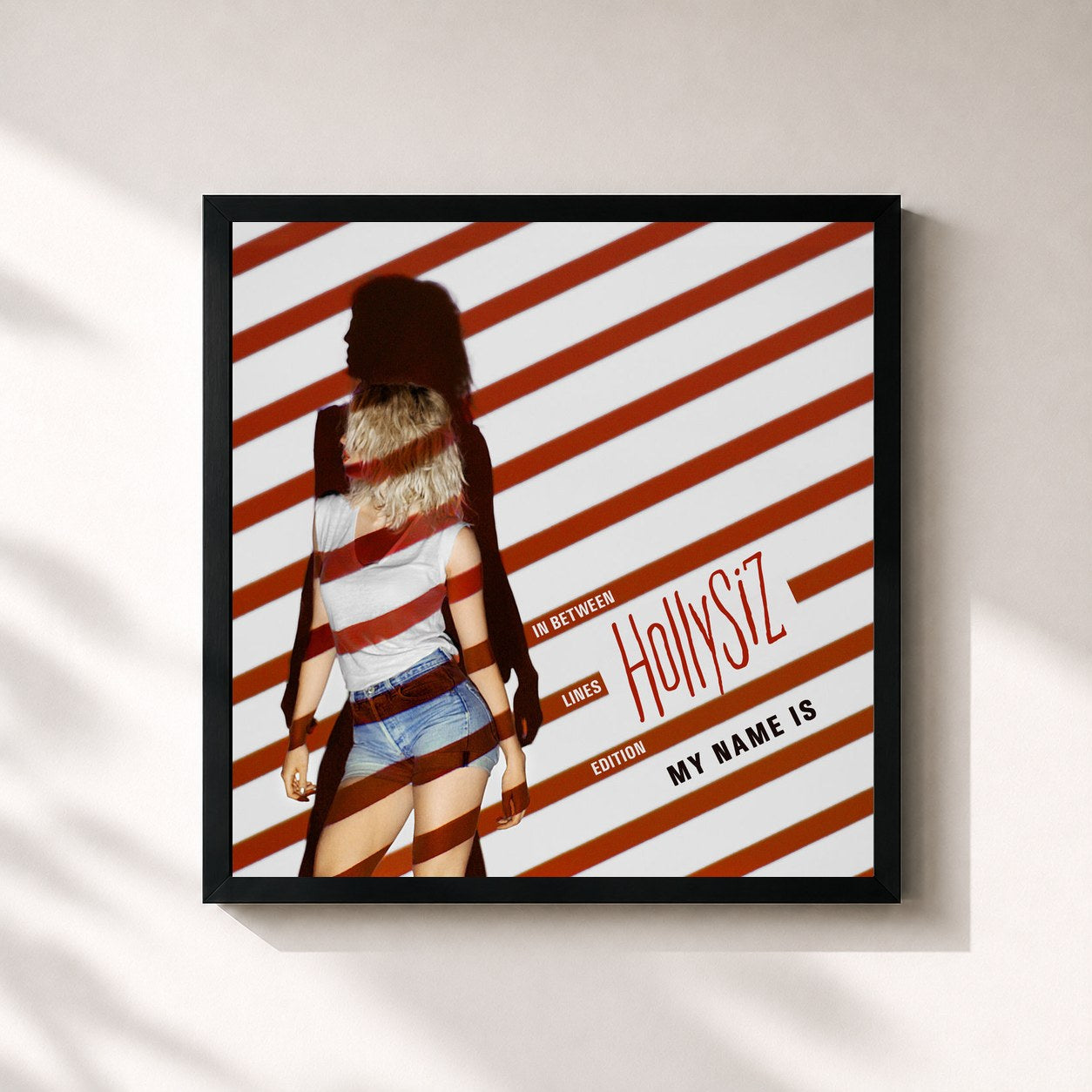 #noir Tableau carré de l'album My Name Is (In Between Lines Edition) de HollySiz, cadre noir 32x32 cm