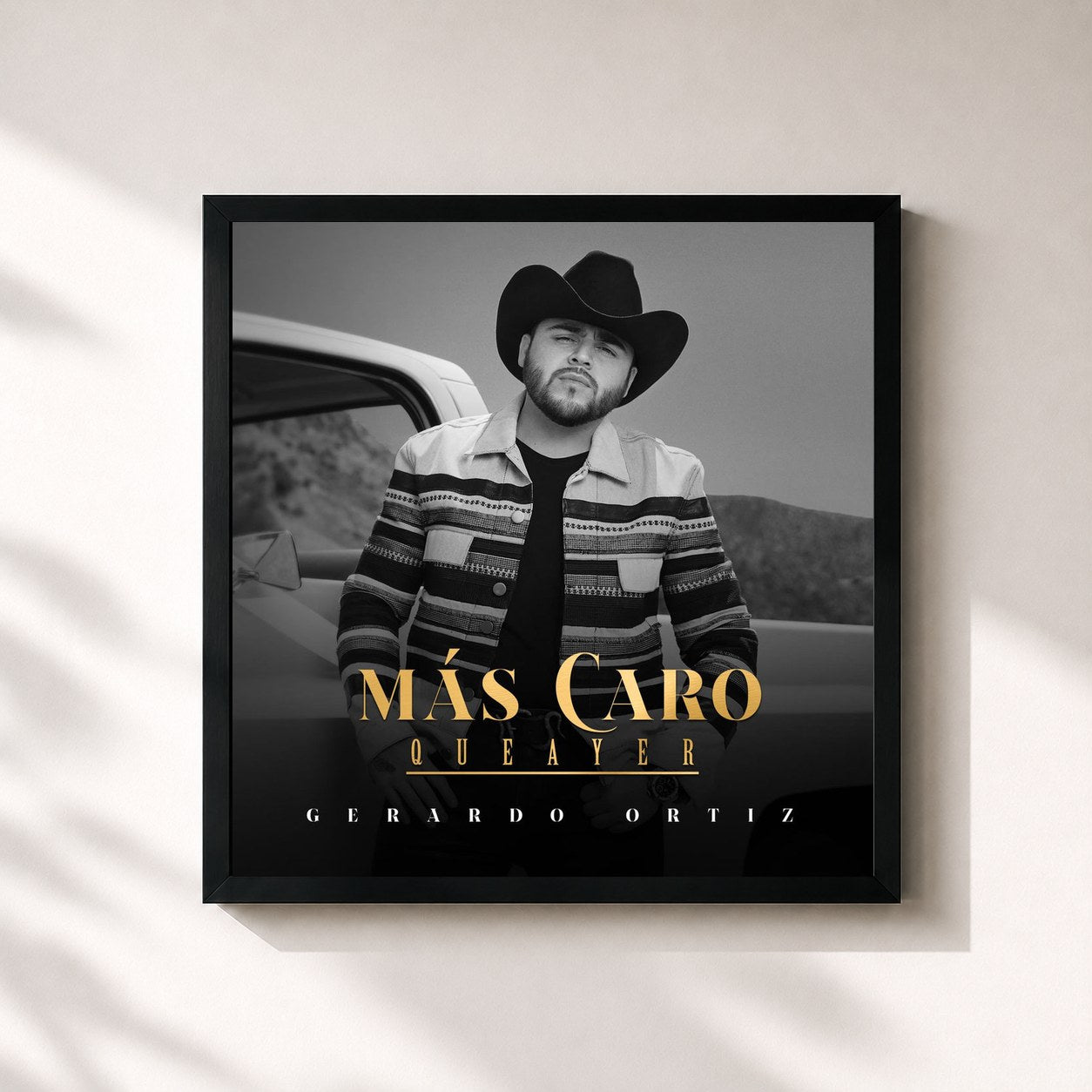 #noir Tableau carré de l'album Más Caro, que ayer de Gerardo Ortiz, cadre noir 32x32 cm