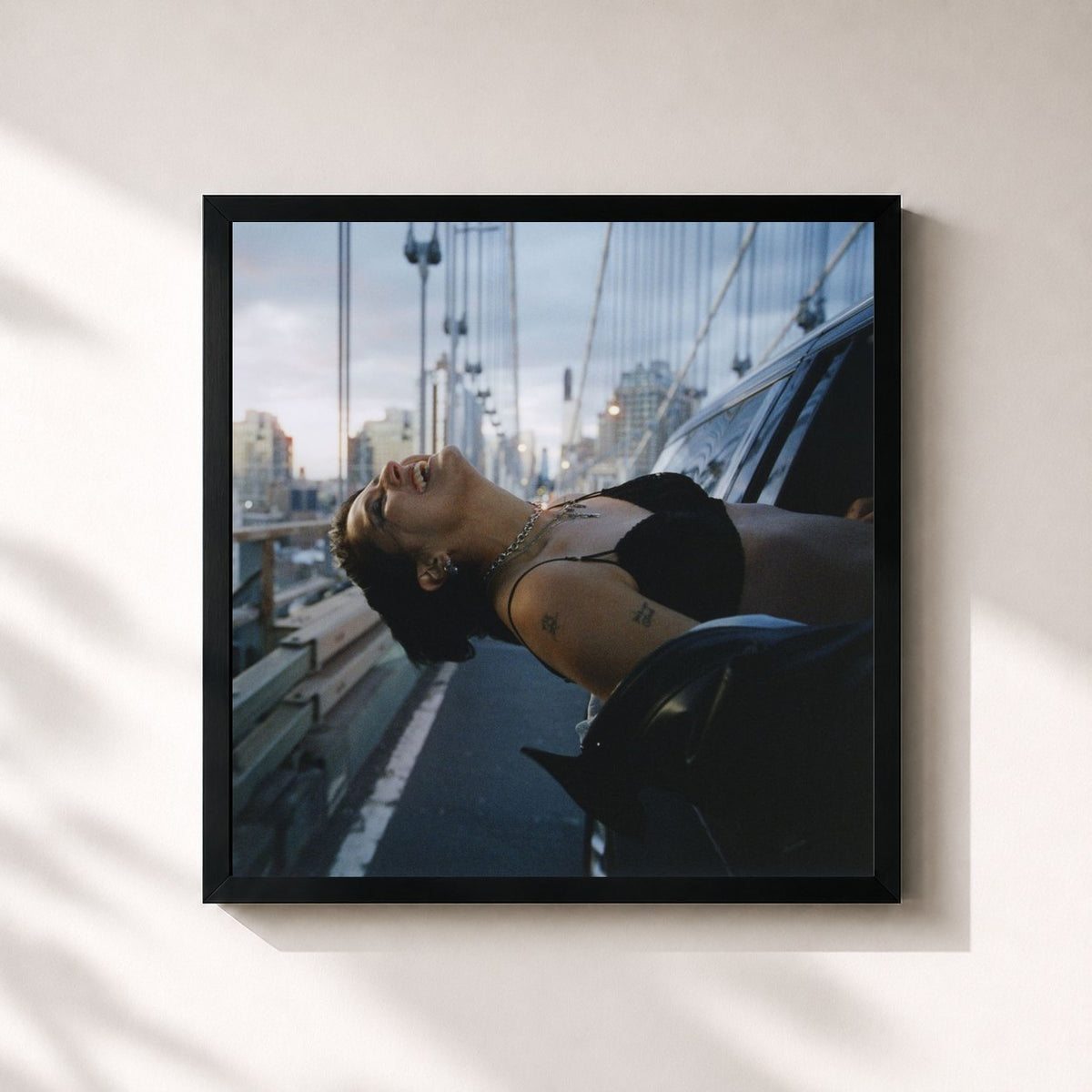 #noir Tableau carré de l'album IS THIS THE END? de Chelsea Cutler, cadre noir 32x32 cm