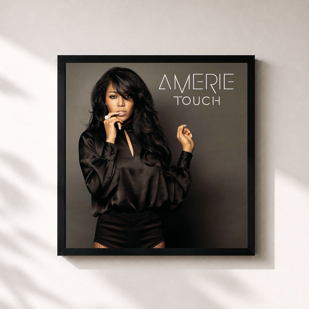 #noir Tableau carré de l'album Touch de Amerie, cadre noir 32x32 cm