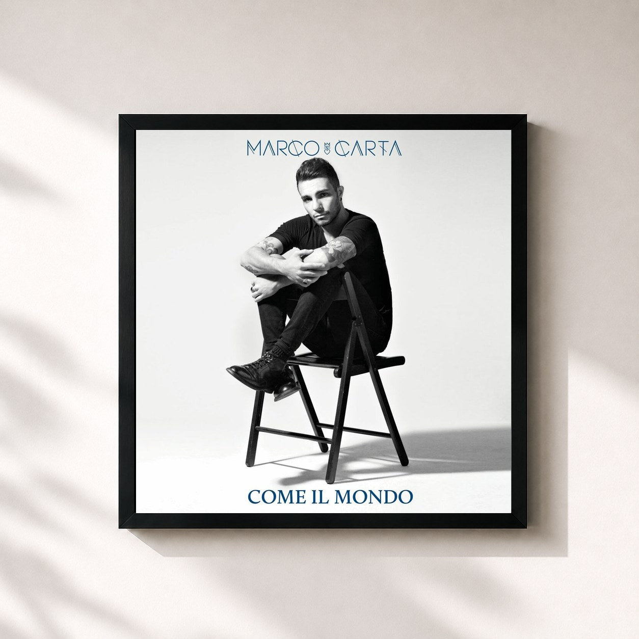 #noir Tableau carré de l'album Come il mondo de Marco Carta, cadre noir 32x32 cm