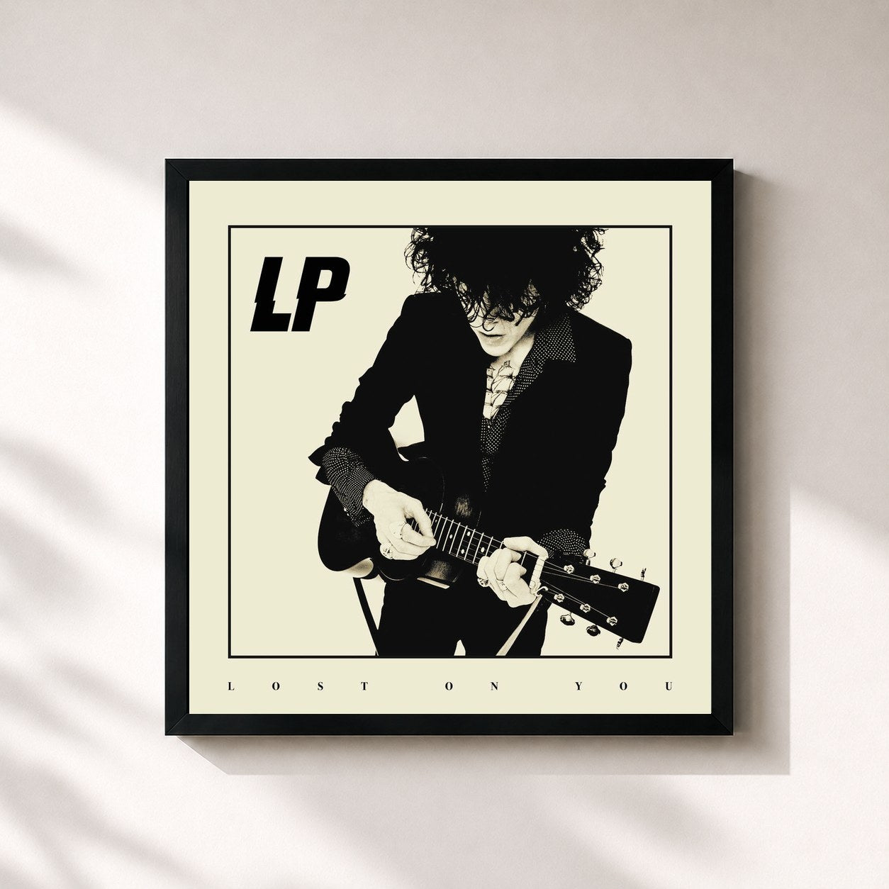 #noir Tableau carré de l'album Lost On You (Deluxe Edition) de LP, cadre noir 32x32 cm