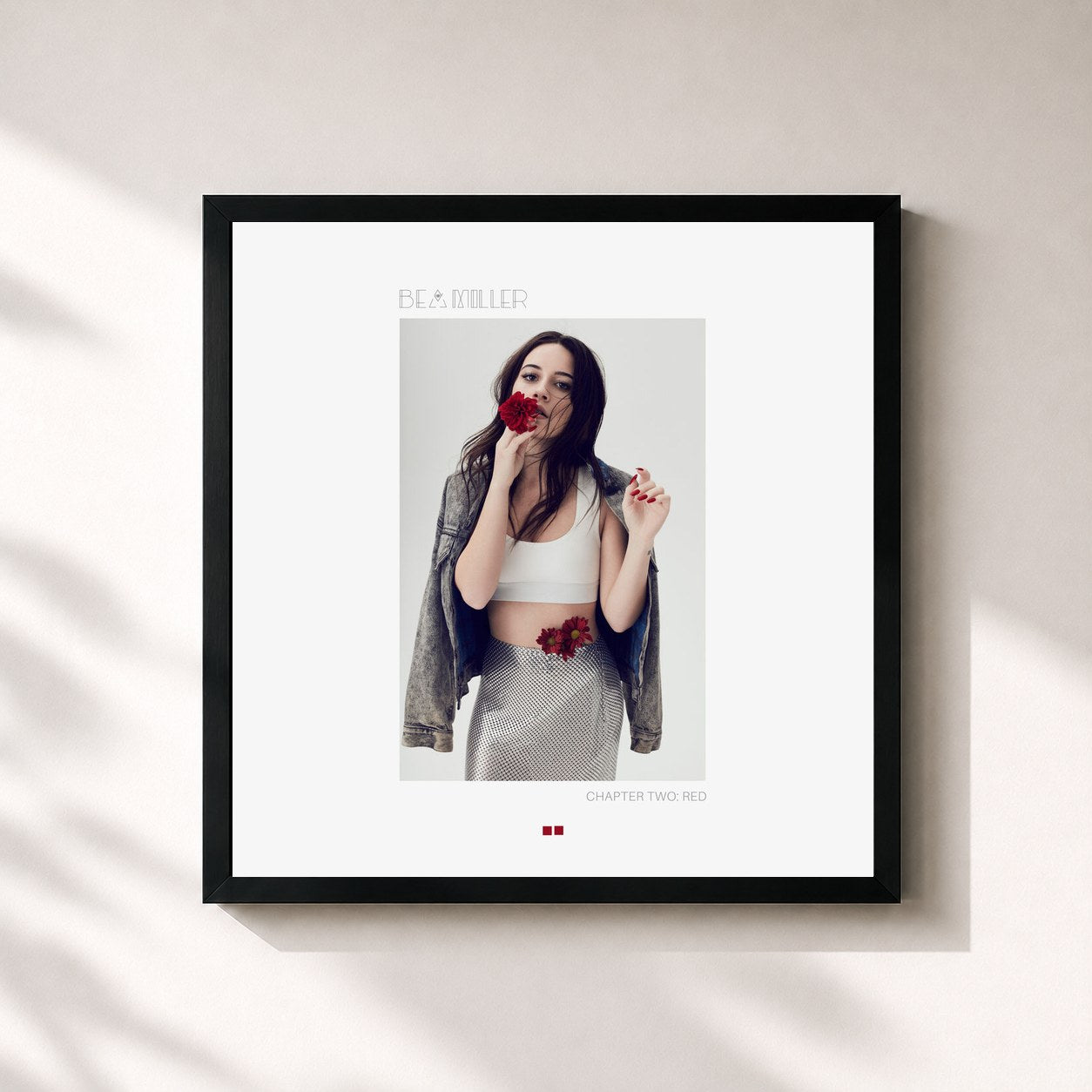 #noir Tableau carré de l'album chapter two: red de Bea Miller, cadre noir 32x32 cm