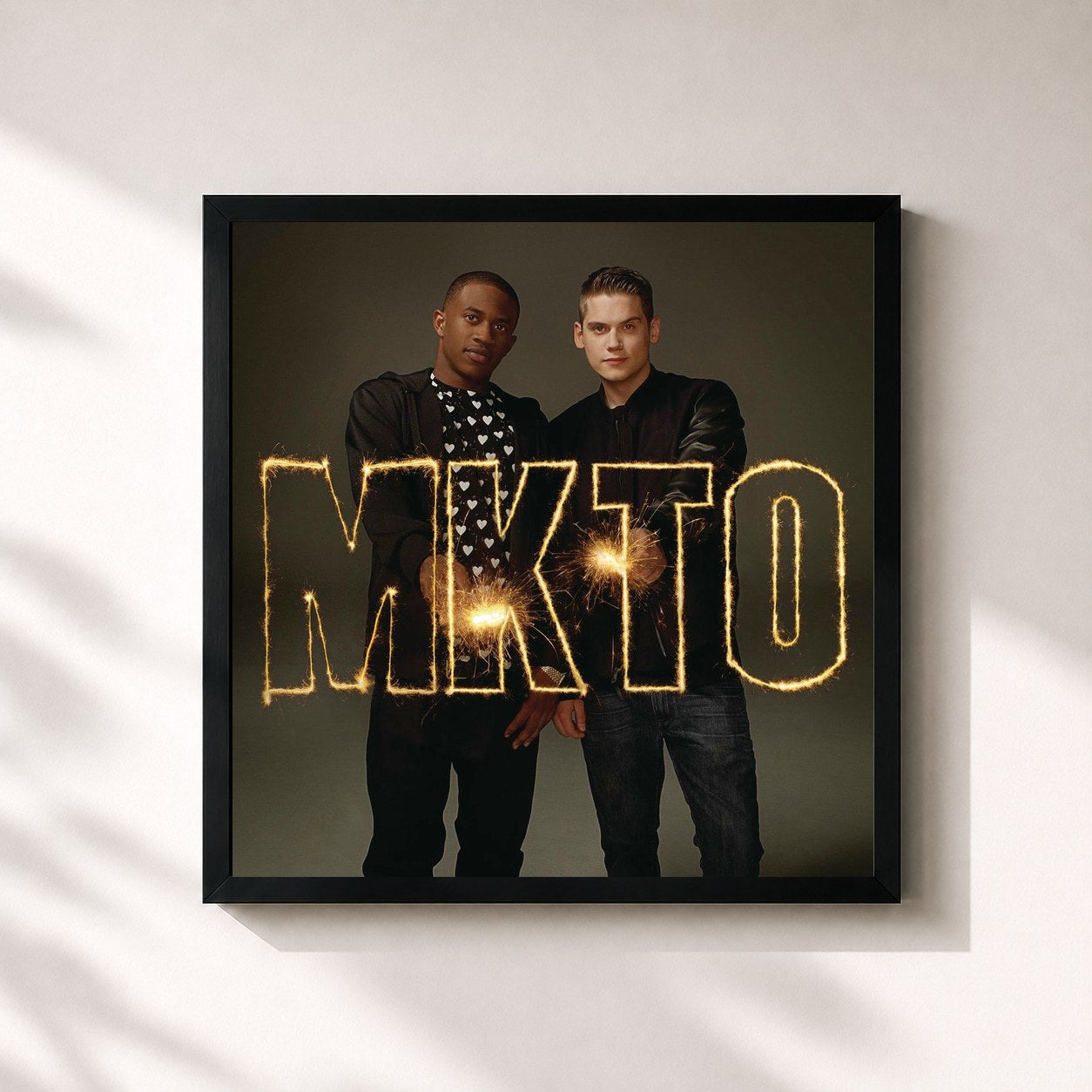 #noir Tableau carré de l'album MKTO de MKTO, cadre noir 32x32 cm