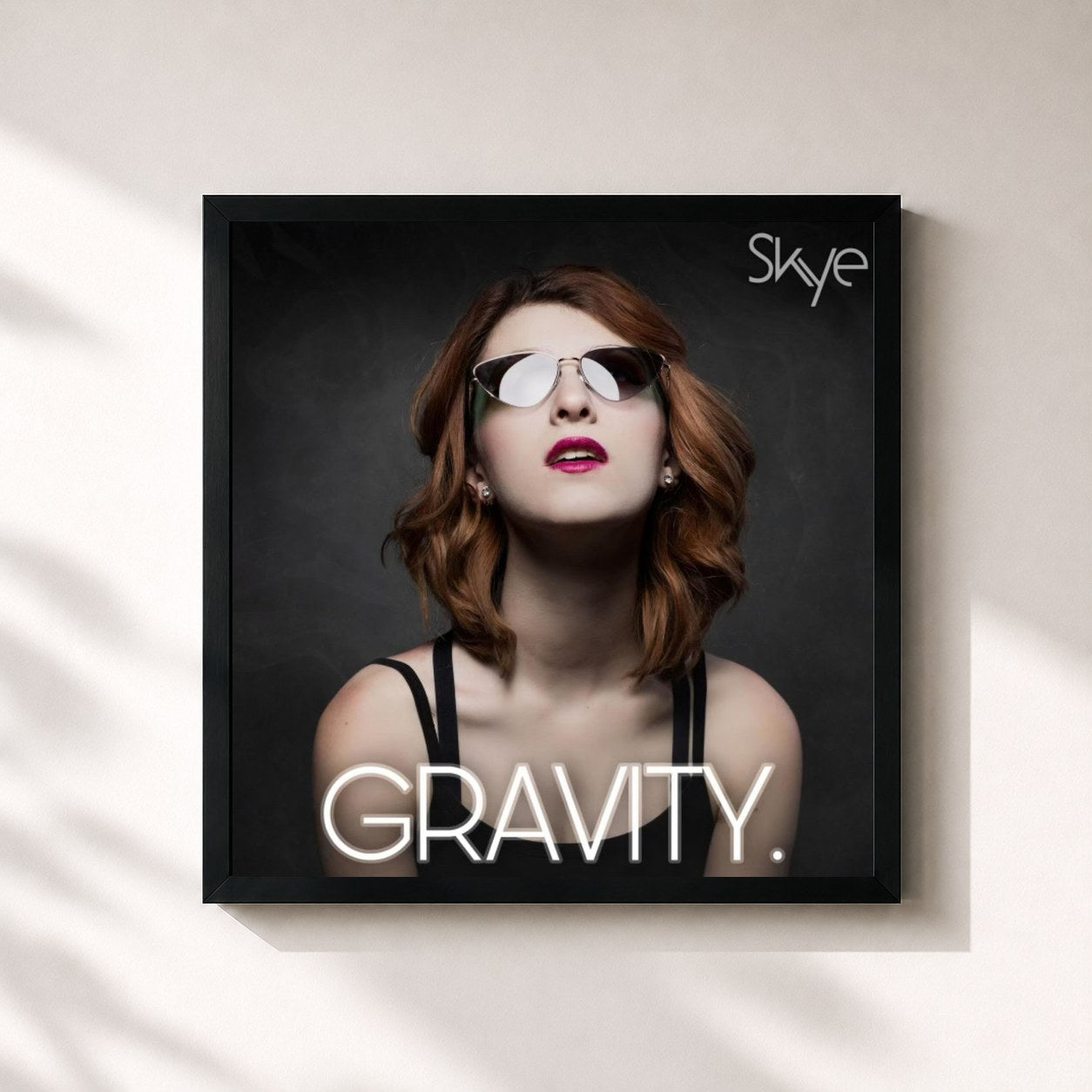 #noir Tableau carré de l'album Gravity de Skye, cadre noir 32x32 cm