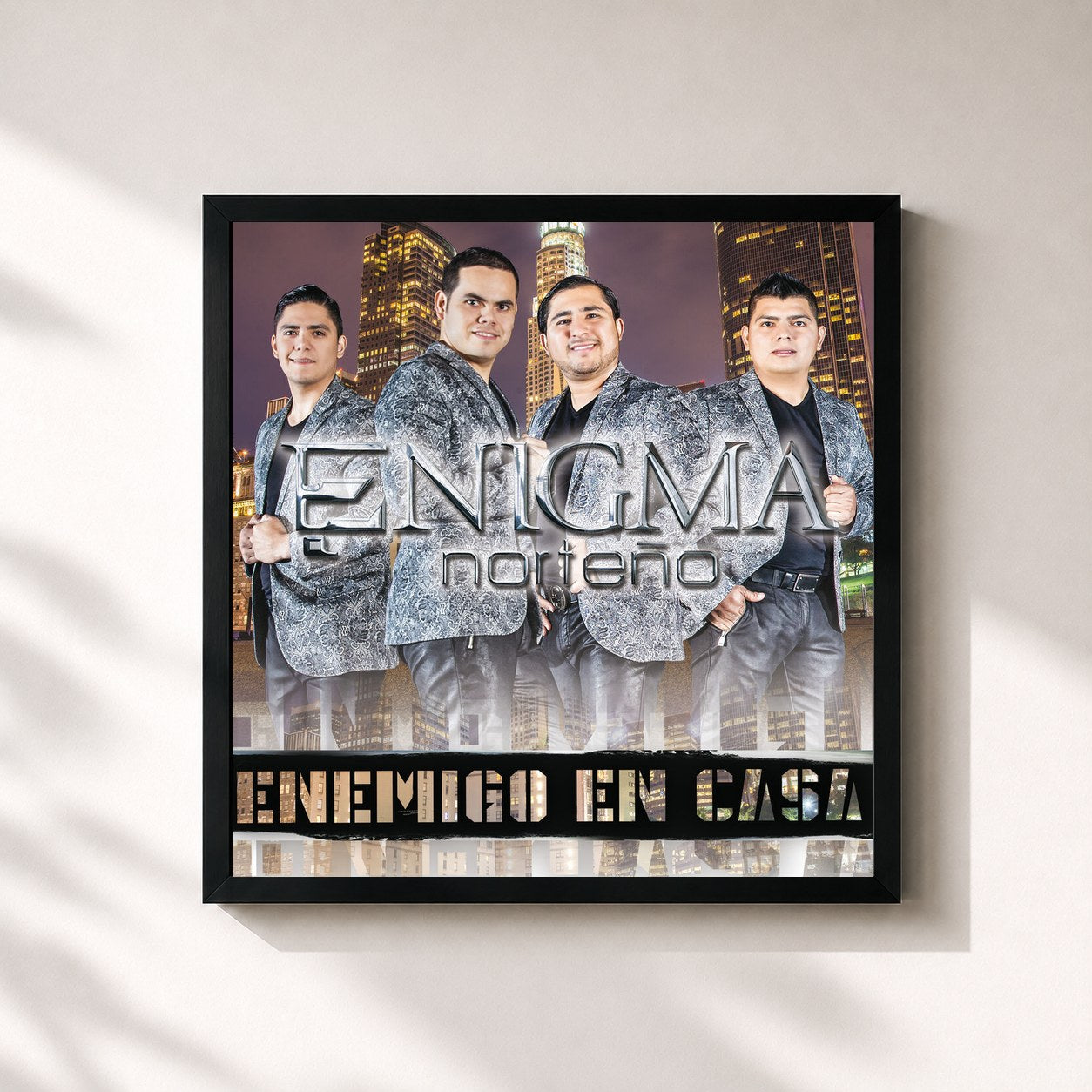 #noir Tableau carré de l'album Enemigo En Casa de Enigma Norteño, cadre noir 32x32 cm