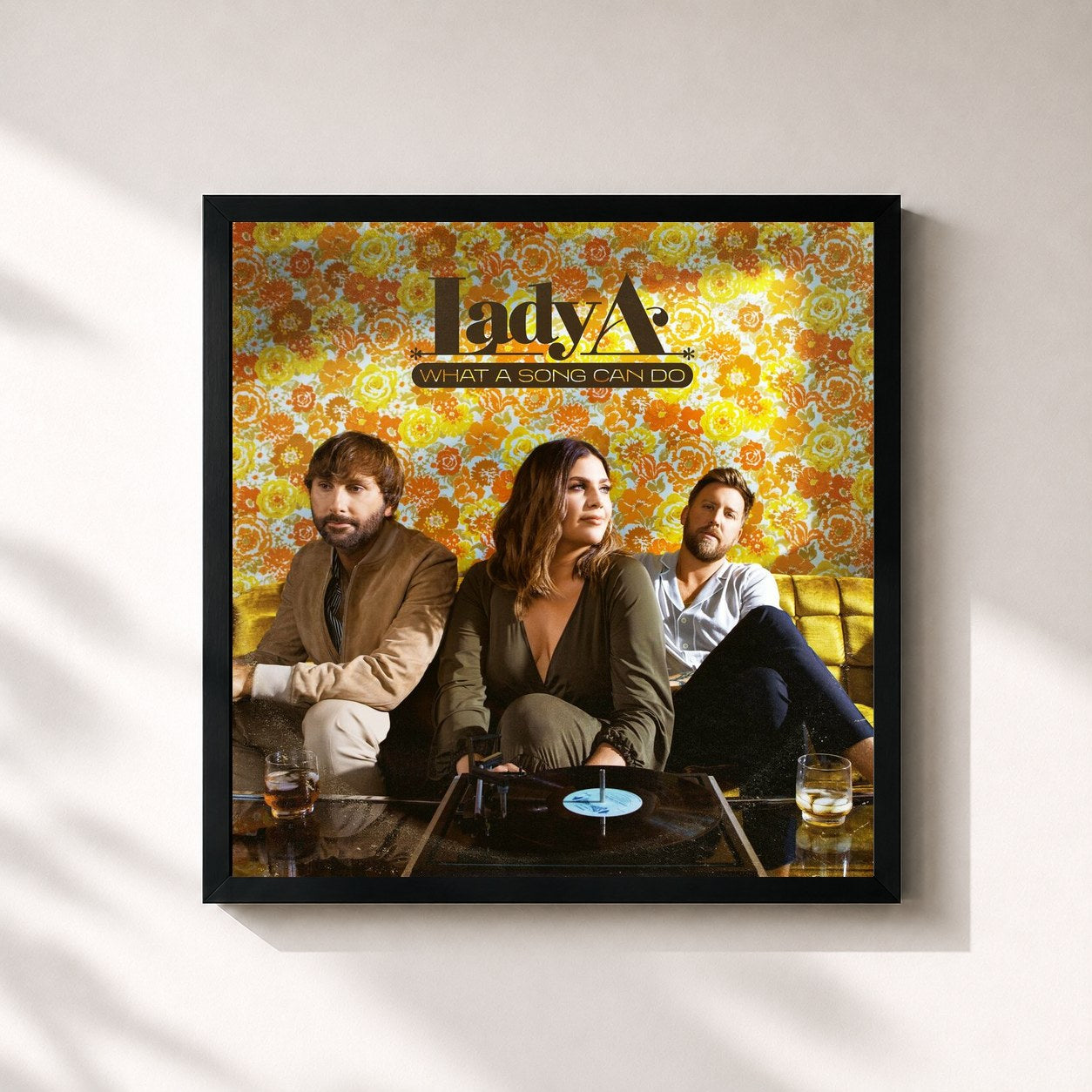 #noir Tableau carré de l'album What A Song Can Do de Lady A, cadre noir 32x32 cm