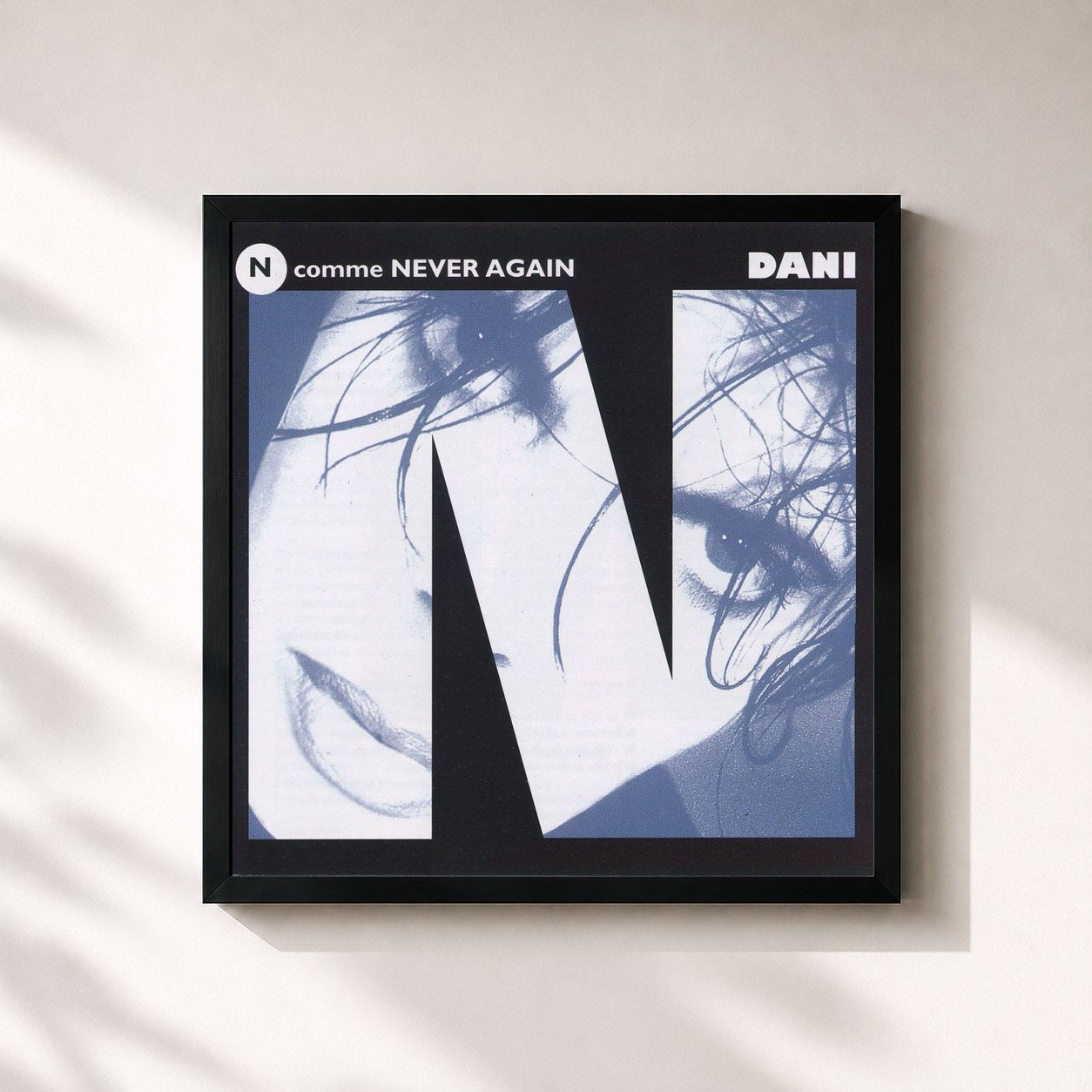 #noir Tableau carré de l'album N comme Never Again de Dani, cadre noir 32x32 cm