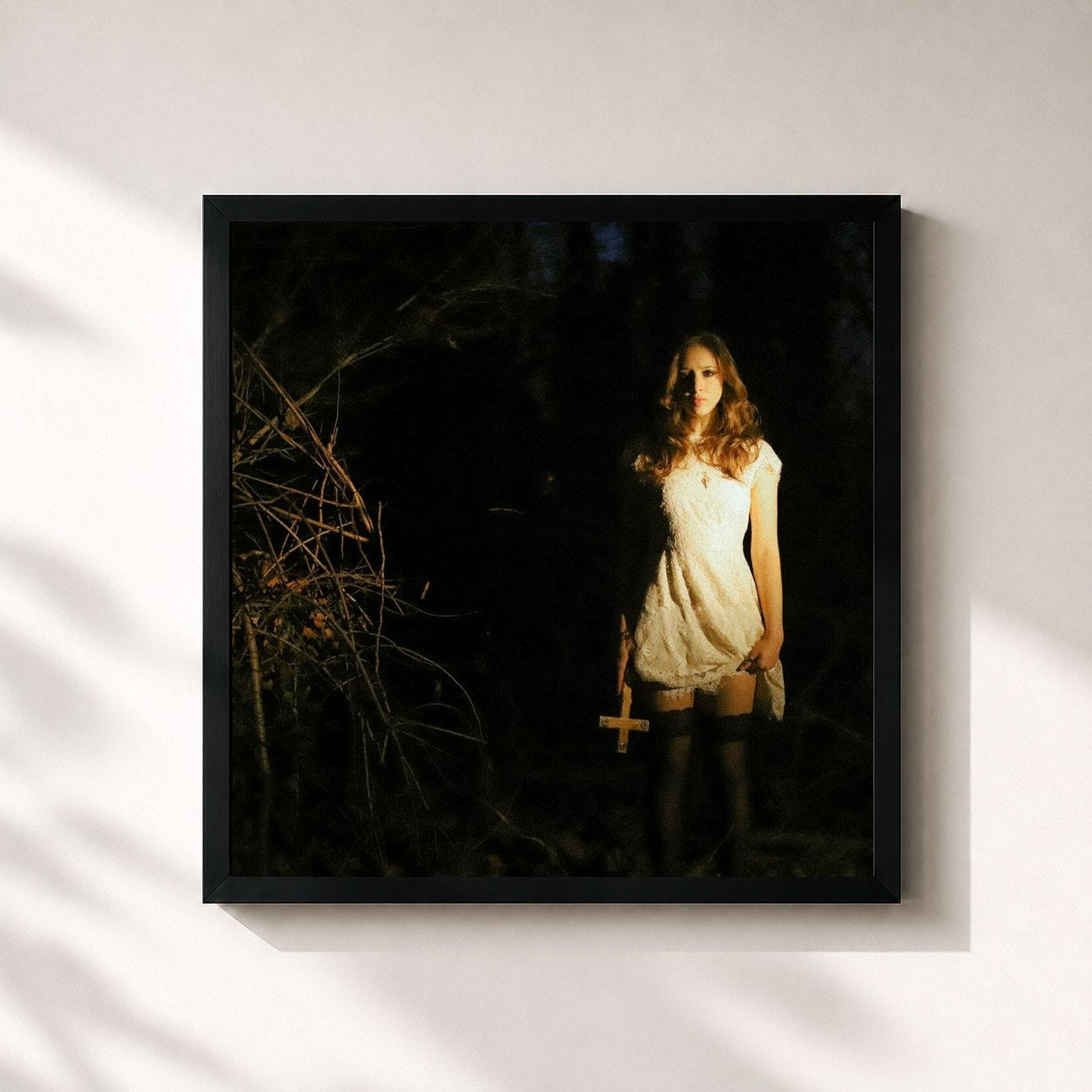 #noir Tableau carré de l'album YOU FEAR THE GOD THAT LOVES YOU de Isabel LaRosa, cadre noir 32x32 cm