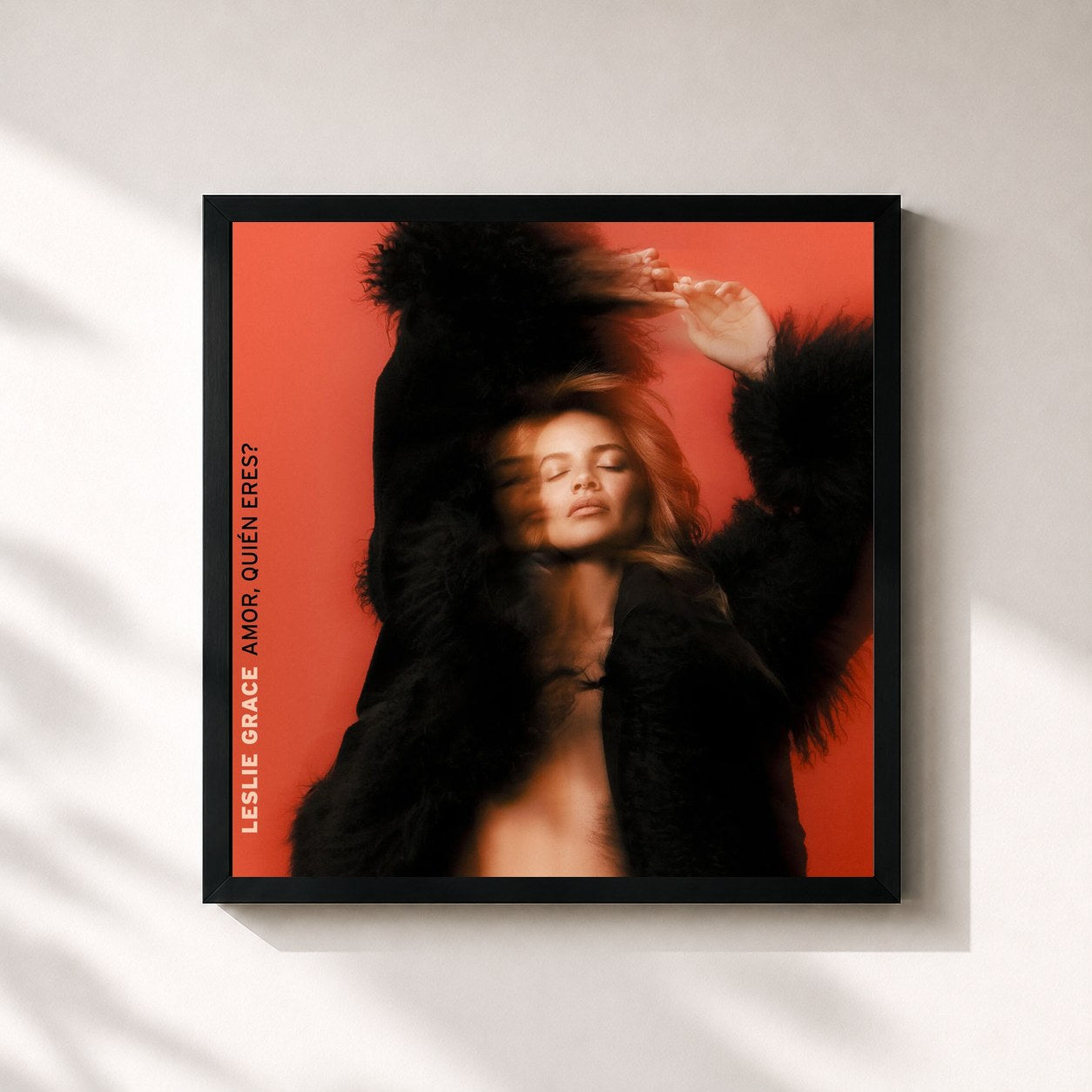 #noir Tableau carré de l'album AMOR, QUIÉN ERES? de Leslie Grace, cadre noir 32x32 cm