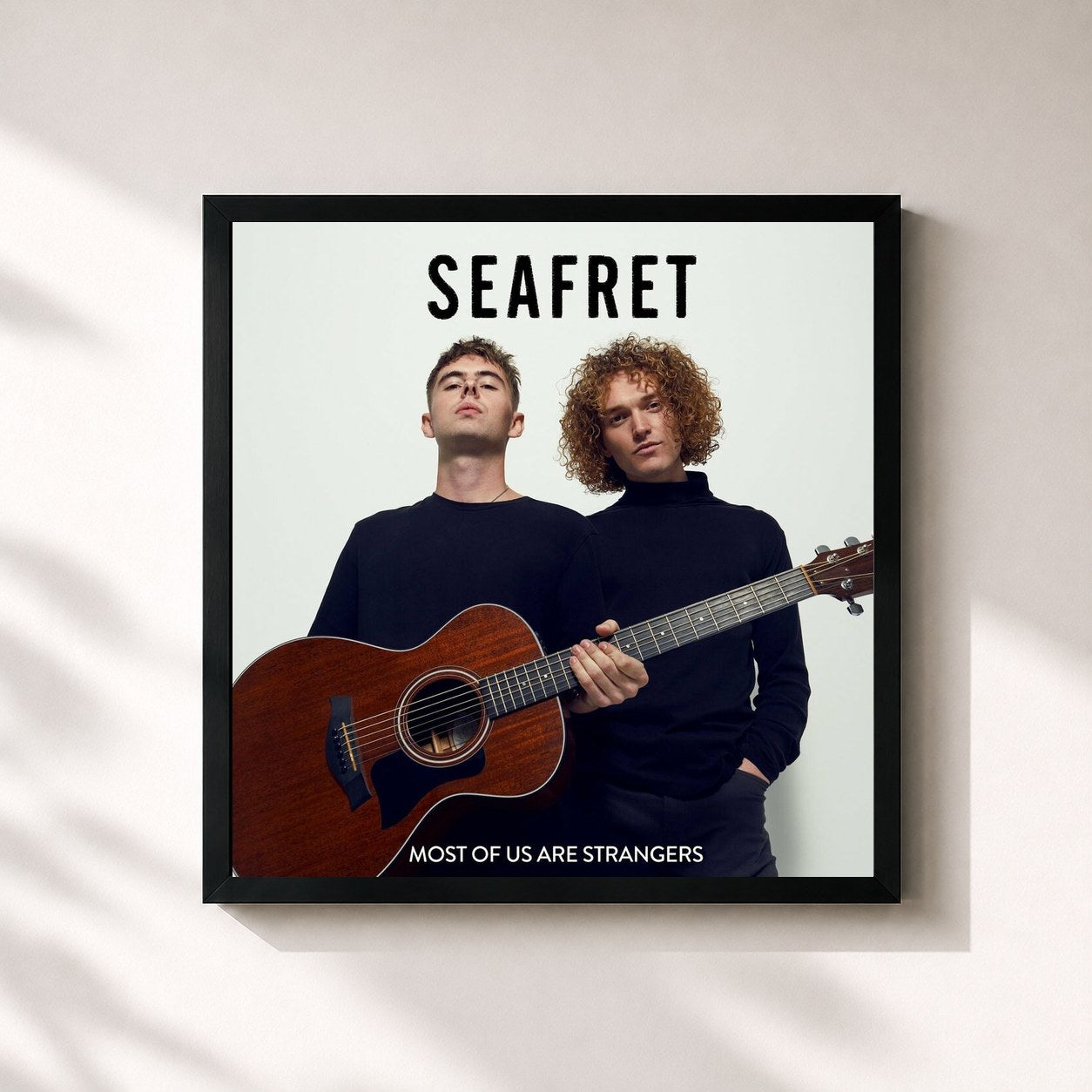 #noir Tableau carré de l'album Most of Us Are Strangers de Seafret, cadre noir 32x32 cm