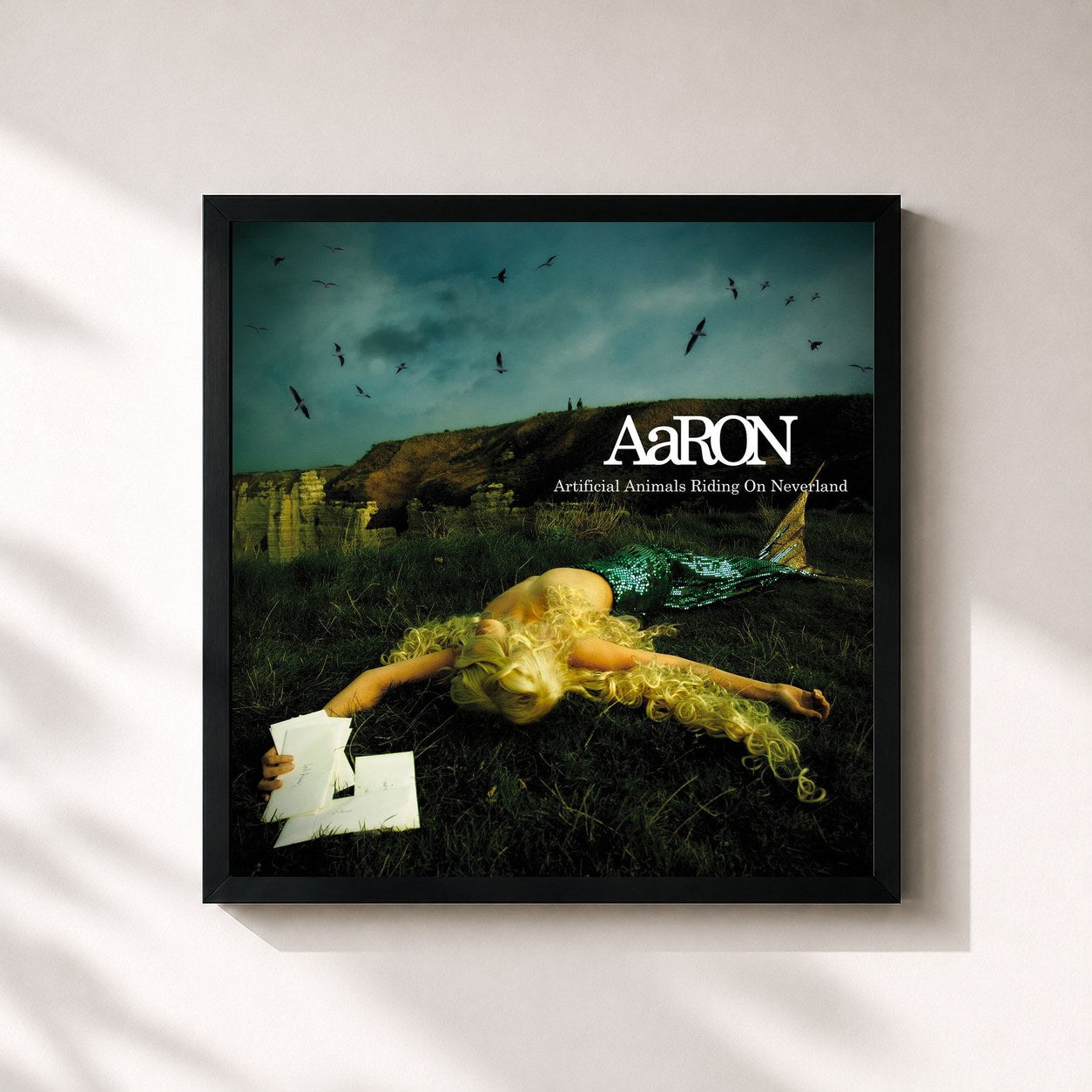#noir Tableau carré de l'album Artificial Animals Riding on Neverland de AaRON, cadre noir 32x32 cm