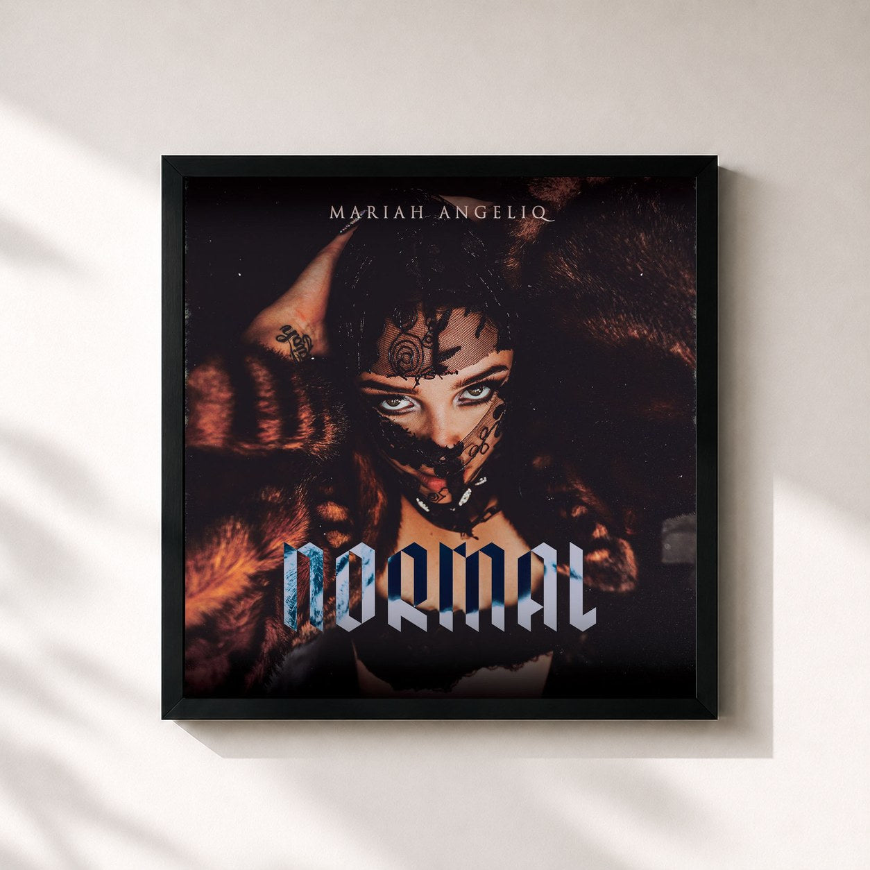 #noir Tableau carré de l'album Normal de Mariah Angeliq, cadre noir 32x32 cm