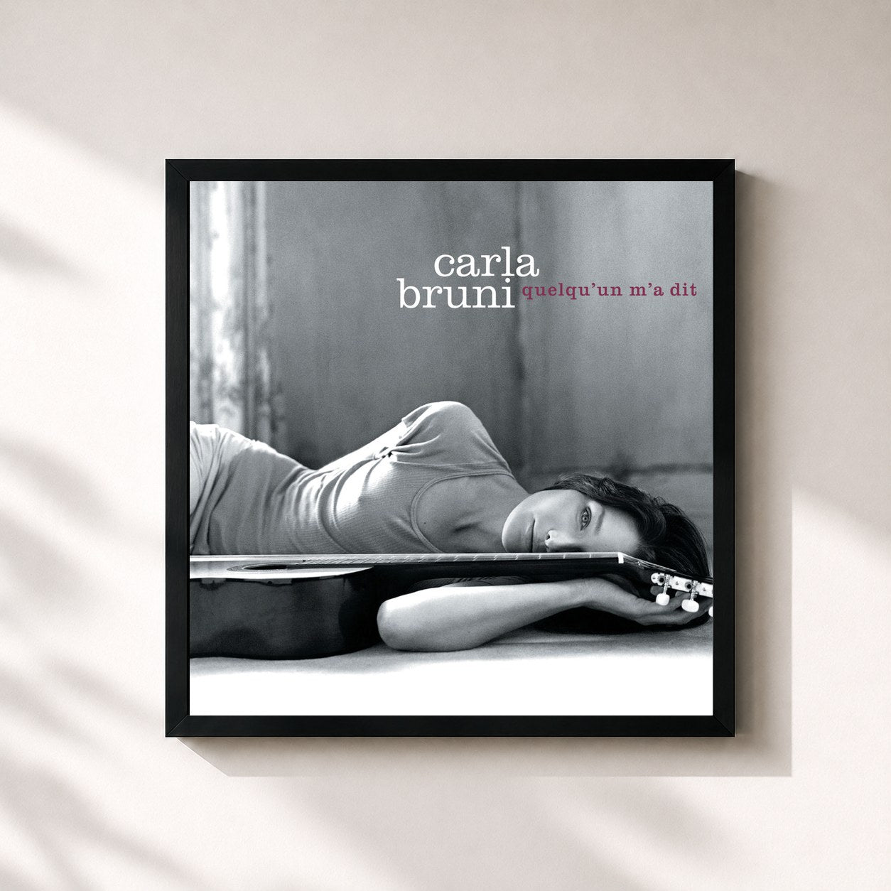 #noir Tableau carré de l'album Quelqu'un m'a dit de Carla Bruni, cadre noir 32x32 cm