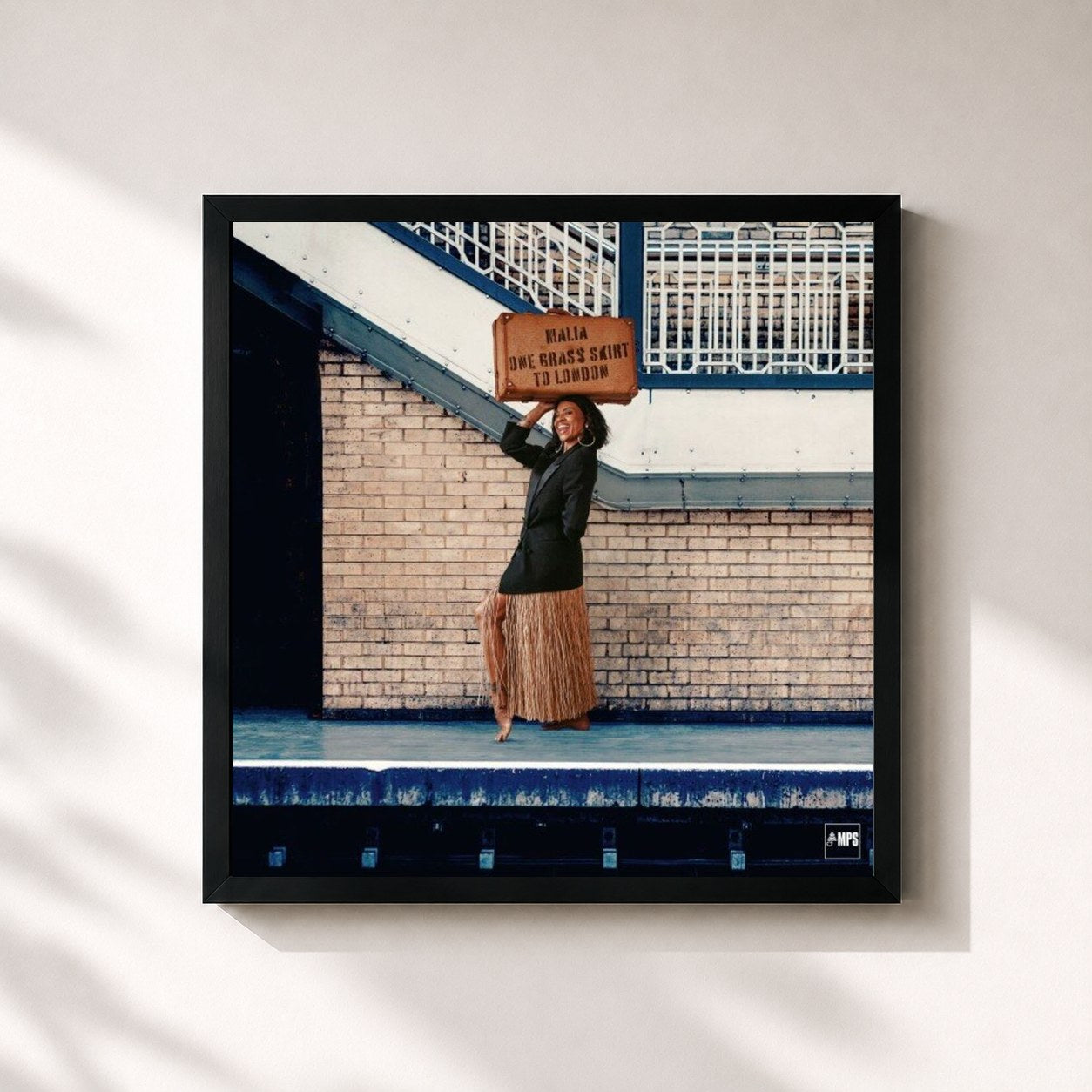 #noir Tableau carré de l'album One Grass Skirt to London de Malia, cadre noir 32x32 cm