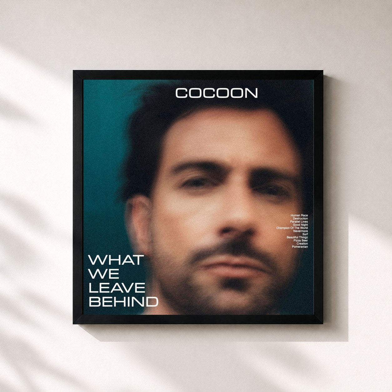 #noir Tableau carré de l'album What We Leave Behind de Cocoon, cadre noir 32x32 cm