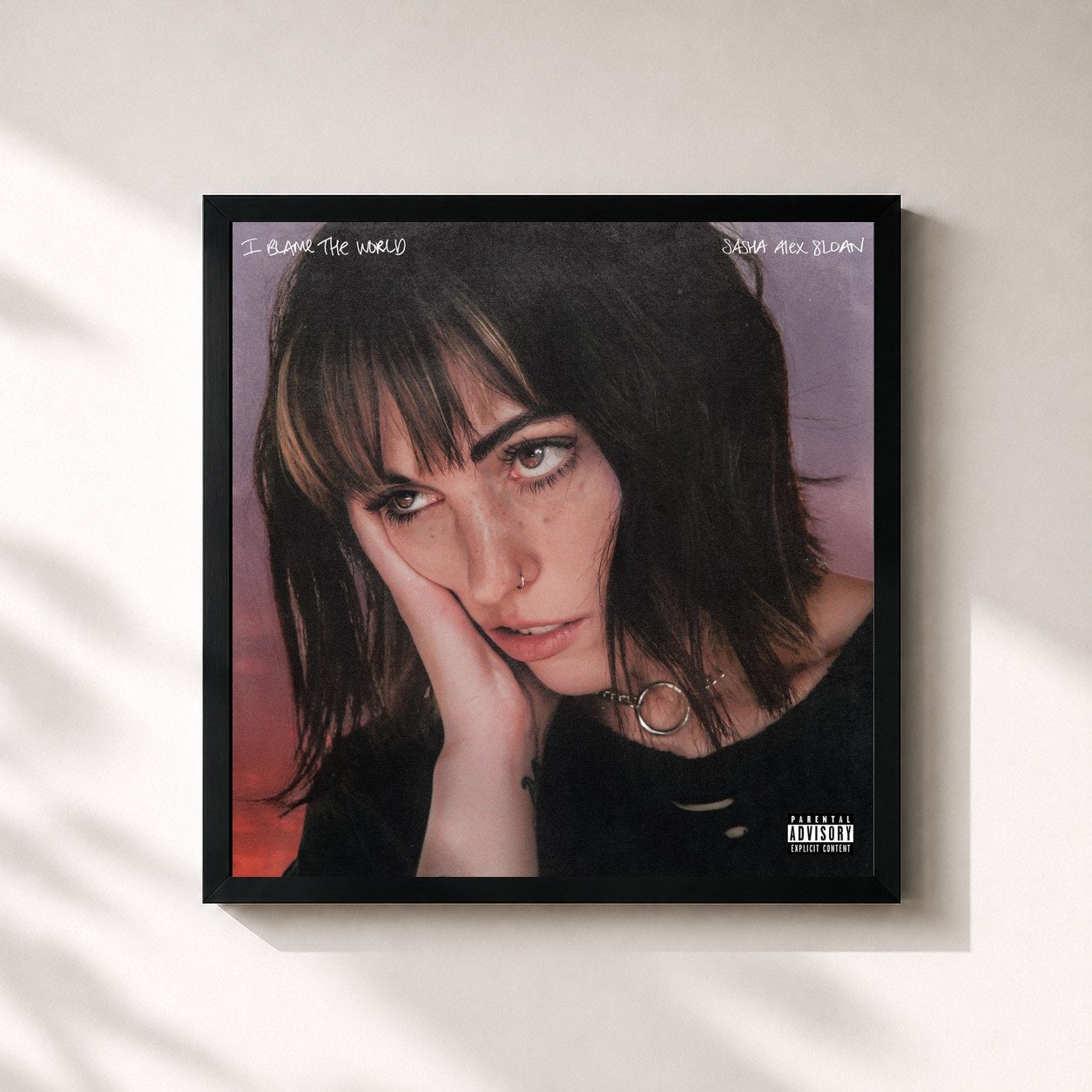 #noir Tableau carré de l'album I Blame The World de Sasha Alex Sloan, cadre noir 32x32 cm