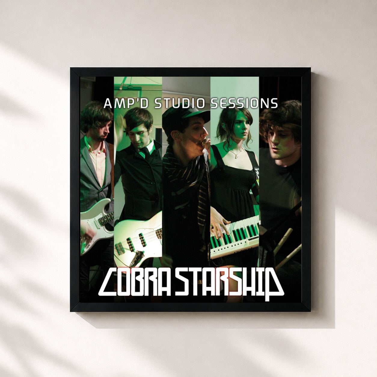 #noir Tableau carré de l'album Amp'd Mobile EP            de Cobra Starship, cadre noir 32x32 cm