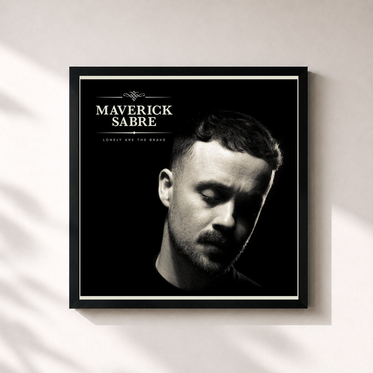 #noir Tableau carré de l'album Lonely Are the Brave (Mav's Version) de Maverick Sabre, cadre noir 32x32 cm