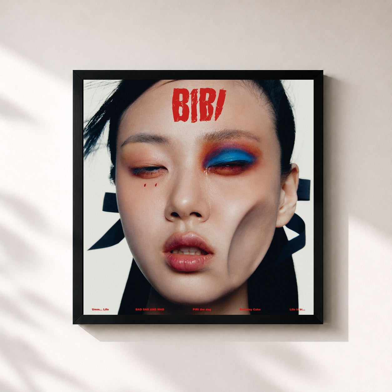 #noir Tableau carré de l'album Life is a Bi… de BIBI, cadre noir 32x32 cm