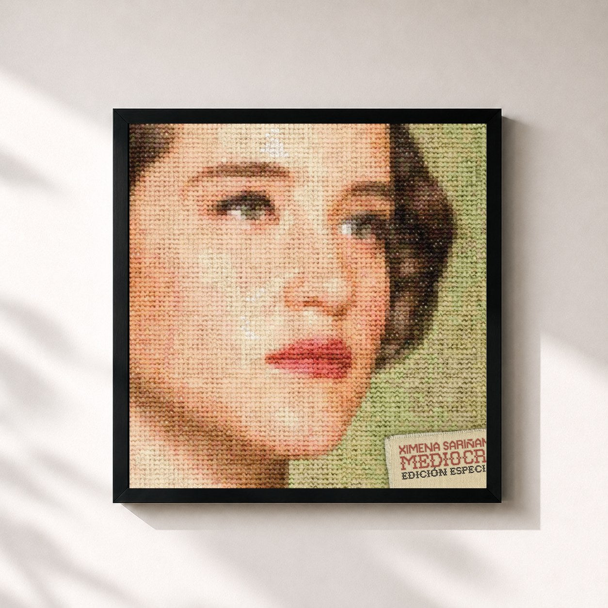 #noir Tableau carré de l'album Mediocre [Edición Especial] de Ximena Sarinana, cadre noir 32x32 cm