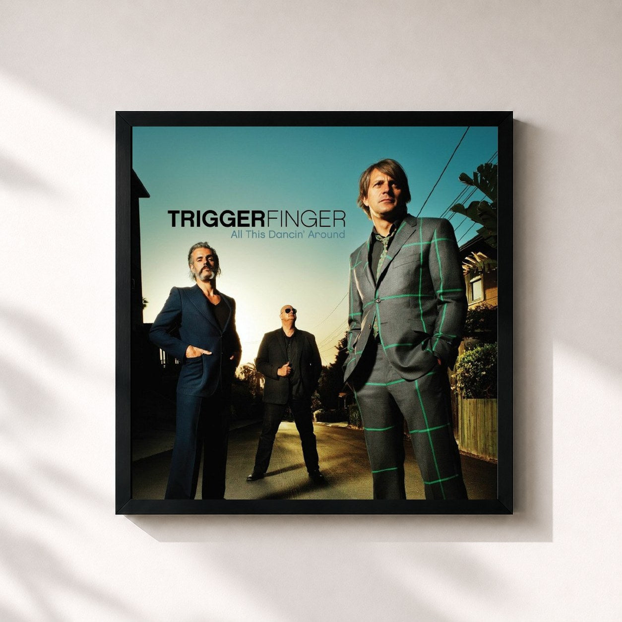 #noir Tableau carré de l'album All This Dancin' Around de Triggerfinger, cadre noir 32x32 cm