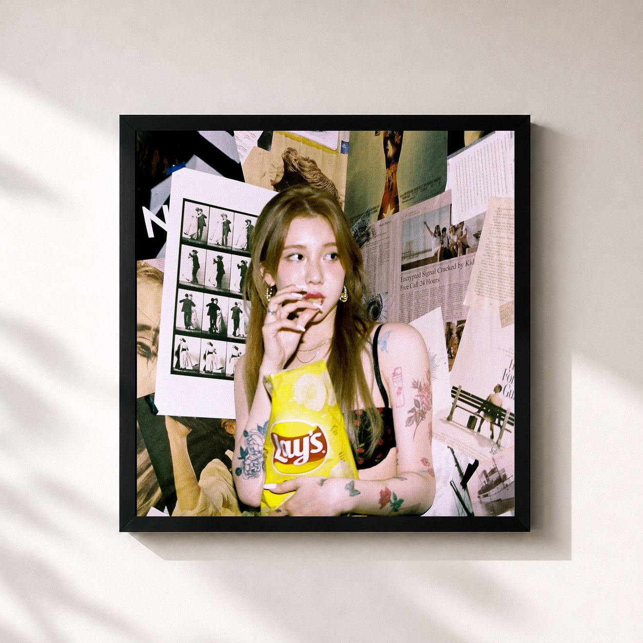 #noir Tableau carré de l'album tellusboutyourself de Yerin Baek, cadre noir 32x32 cm