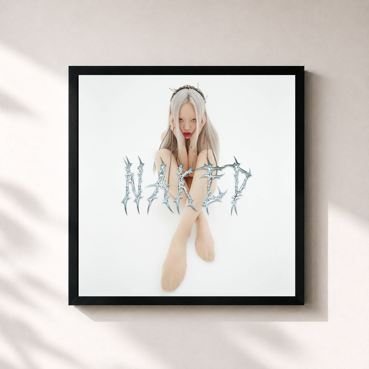 #noir Tableau carré de l'album Naked de Chanmina, cadre noir 32x32 cm