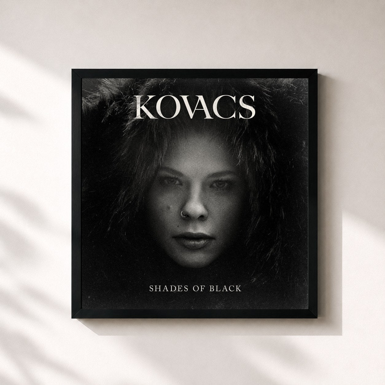 #noir Tableau carré de l'album Shades of Black de Kovacs, cadre noir 32x32 cm