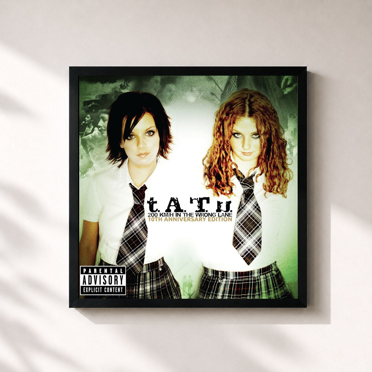 #noir Tableau carré de l'album 200 KM/H In The Wrong Lane (10th Anniversary Edition) de t.A.T.u., cadre noir 32x32 cm