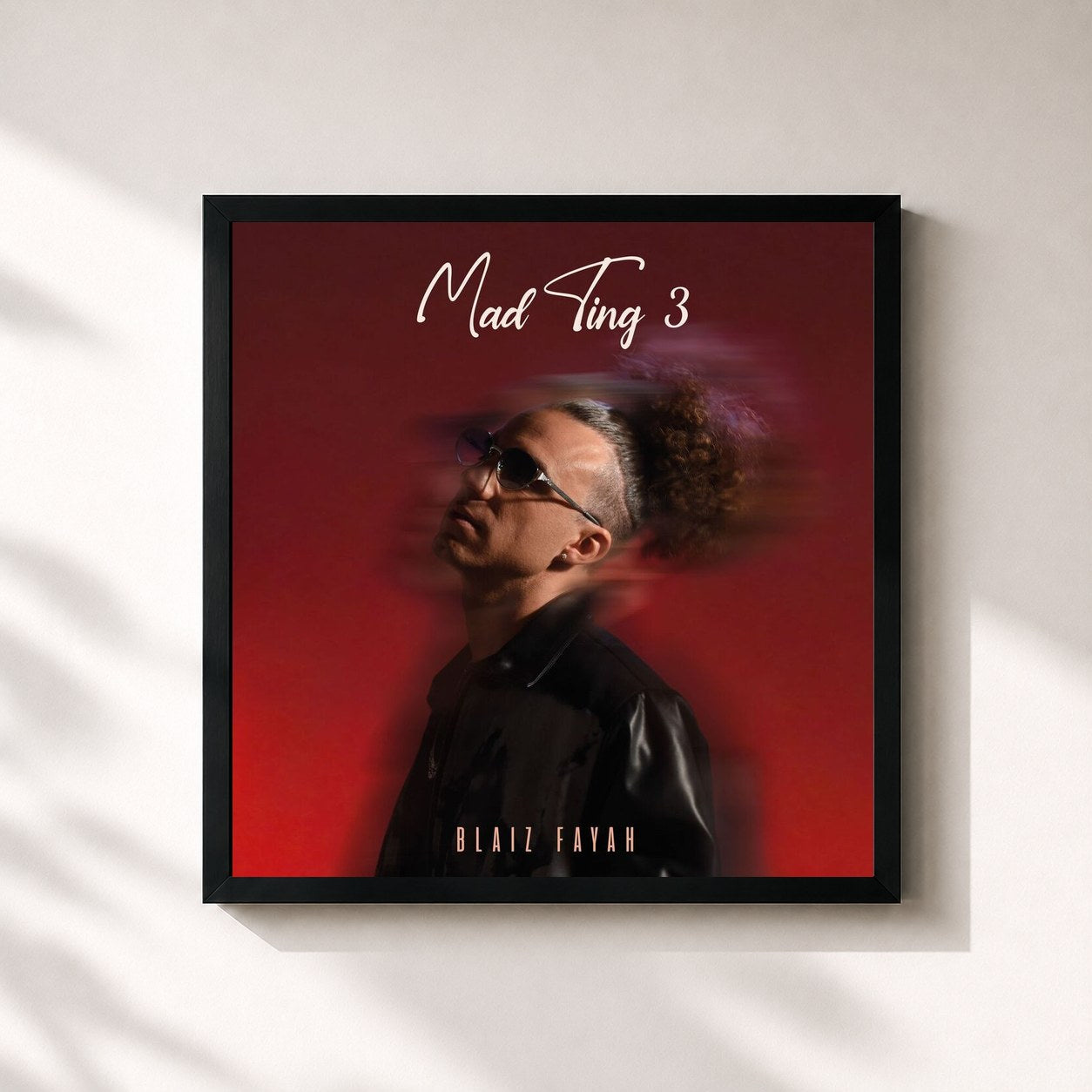 #noir Tableau carré de l'album Mad Ting 3 de Blaiz Fayah, cadre noir 32x32 cm
