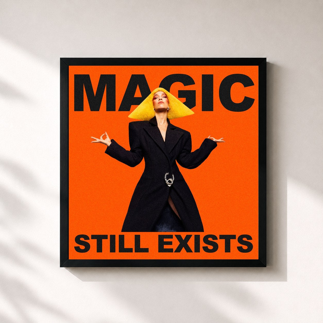 #noir Tableau carré de l'album Magic Still Exists de Agnes, cadre noir 32x32 cm