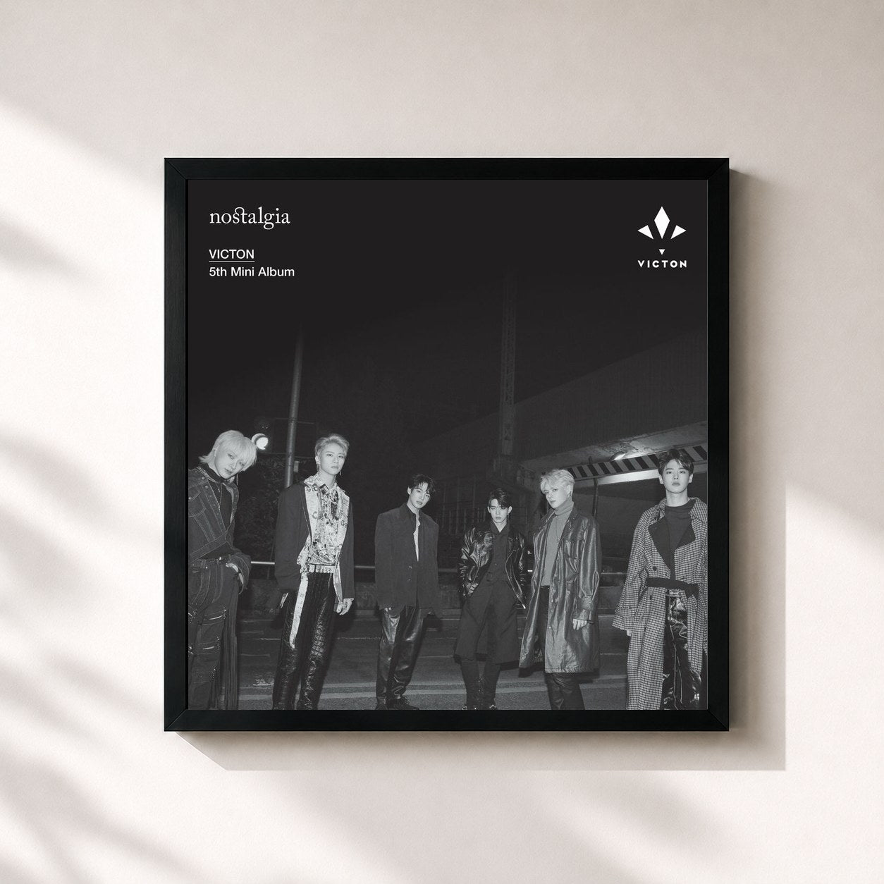 #noir Tableau carré de l'album nostalgia de VICTON, cadre noir 32x32 cm