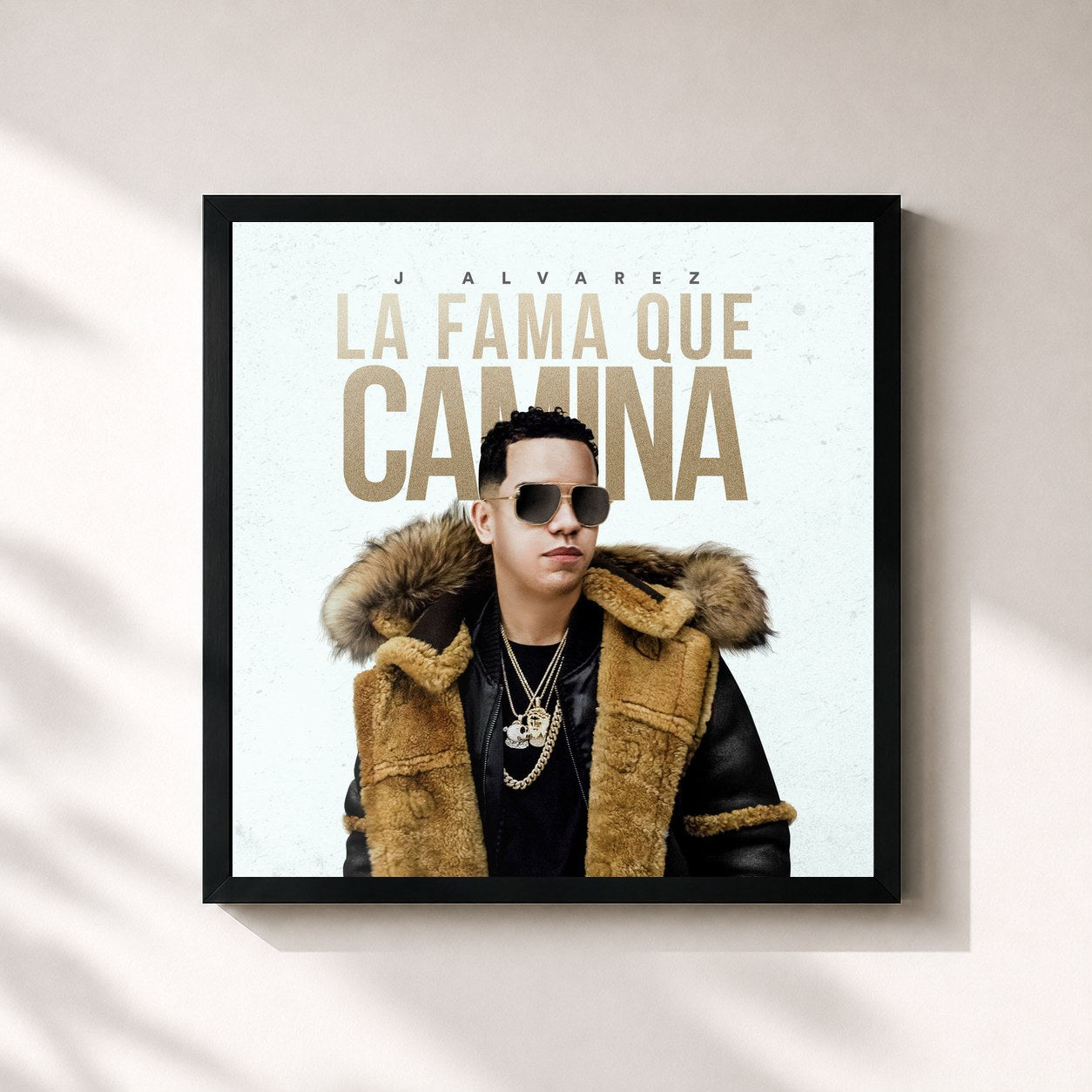 #noir Tableau carré de l'album La Fama Que Camina de J Alvarez, cadre noir 32x32 cm