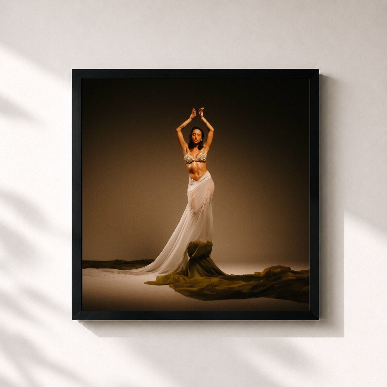 #noir Tableau carré de l'album Quem É Ela? de Mariana Nolasco, cadre noir 32x32 cm