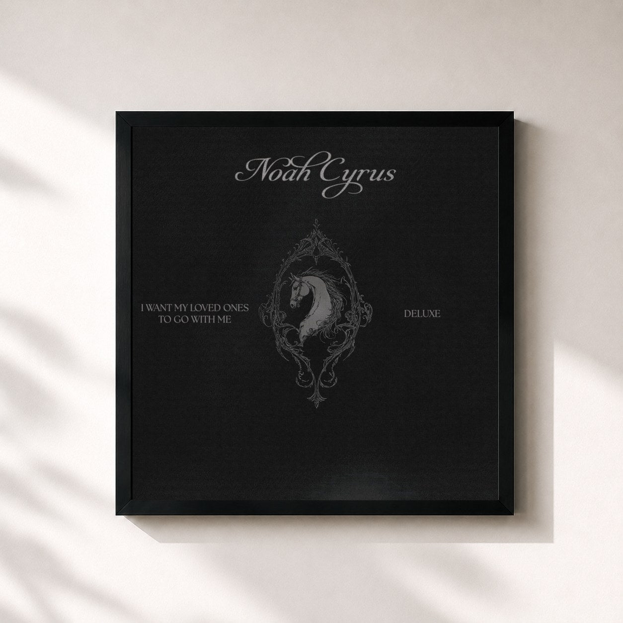 #noir Tableau carré de l'album I WANT MY LOVED ONES TO GO WITH ME (DELUXE) de Noah Cyrus, cadre noir 32x32 cm