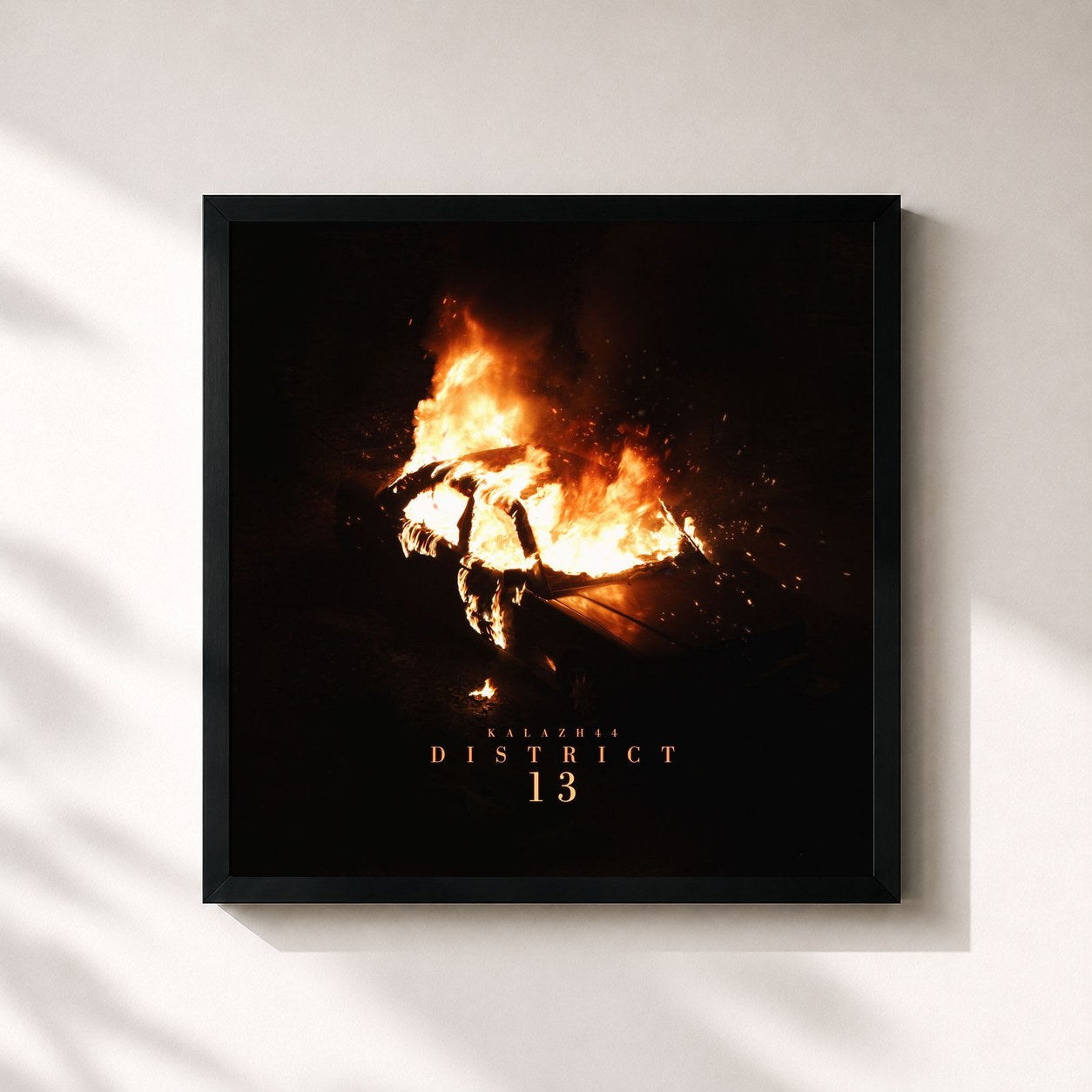#noir Tableau carré de l'album District 13 de Kalazh44, cadre noir 32x32 cm