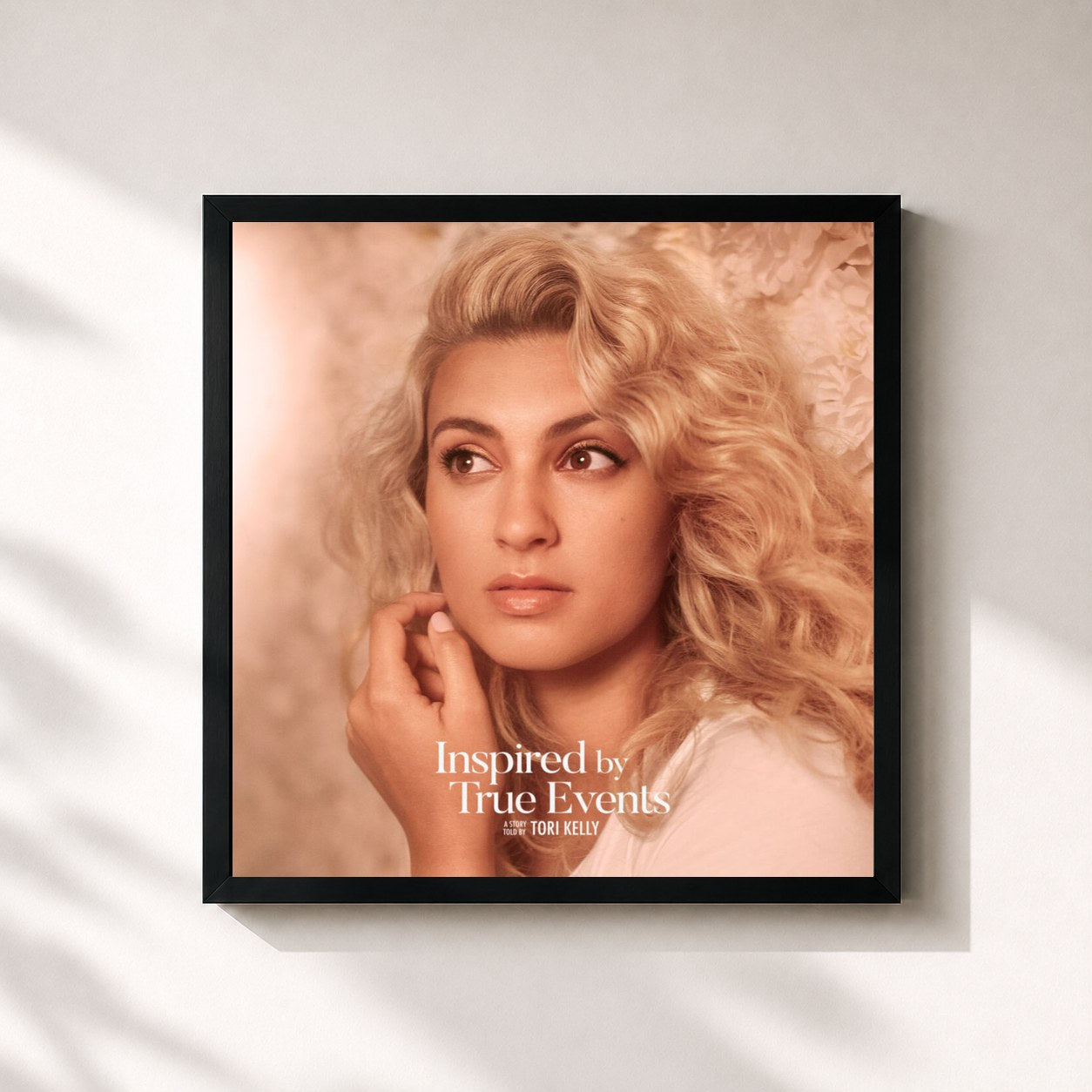 #noir Tableau carré de l'album Inspired by True Events (Deluxe Edition) de Tori Kelly, cadre noir 32x32 cm