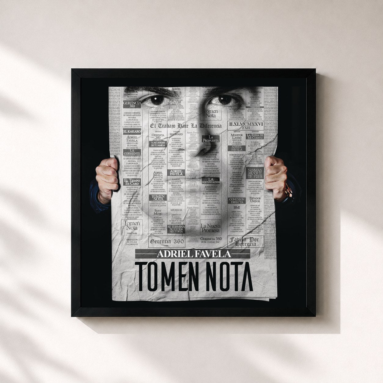 #noir Tableau carré de l'album Tomen Nota de Adriel Favela, cadre noir 32x32 cm
