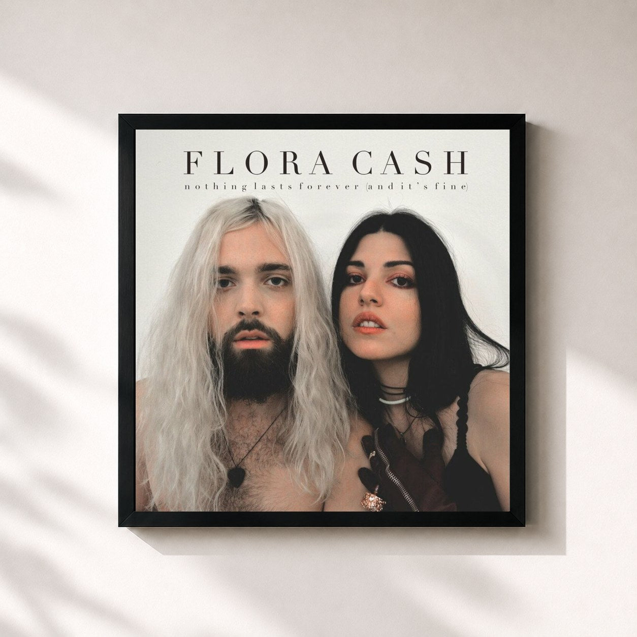 #noir Tableau carré de l'album Nothing Lasts Forever (And It's Fine) de flora cash, cadre noir 32x32 cm