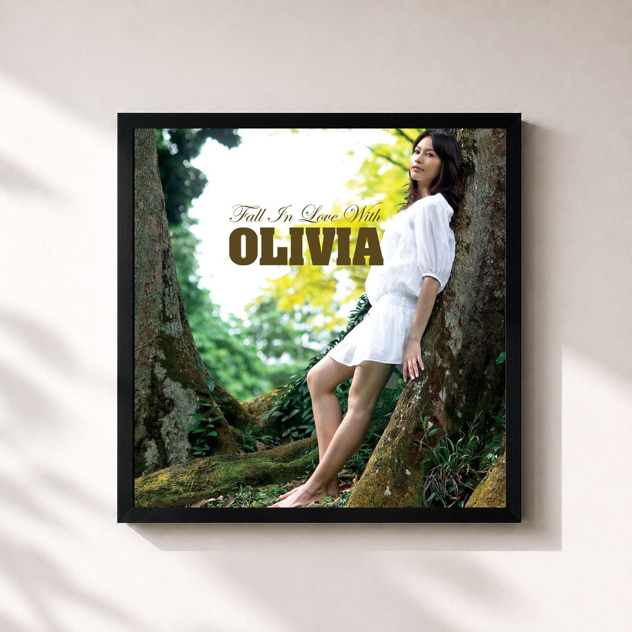 #noir Tableau carré de l'album Fall in Love With de Olivia Ong, cadre noir 32x32 cm